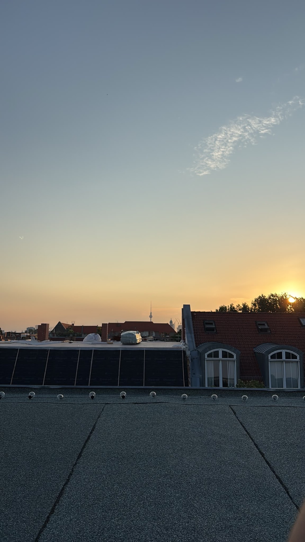 Dachlandschaft bei Sonnenuntergang